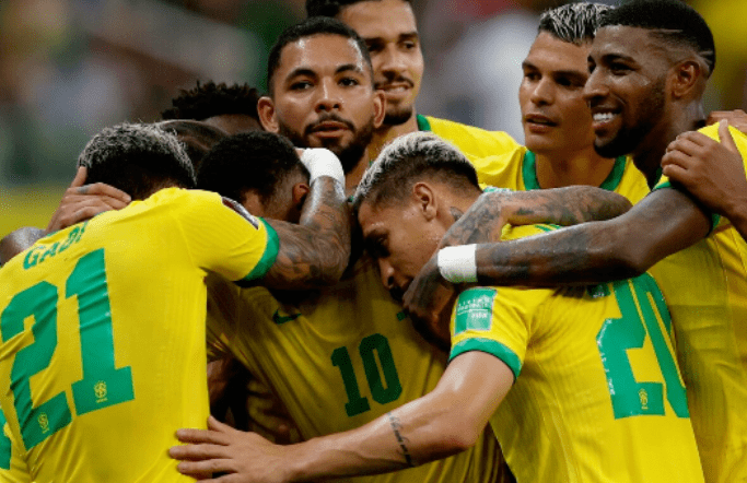 塞内加尔碾压乌拉圭，法比尼奥点燃赛场