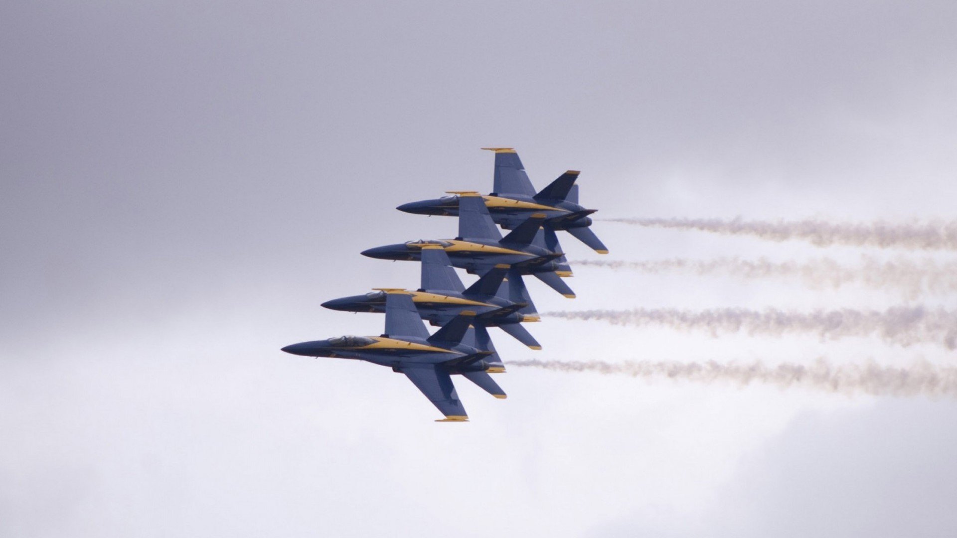 绿茵场与赛道的双重奏,当沙特压制日本,迪亚斯接管巴林