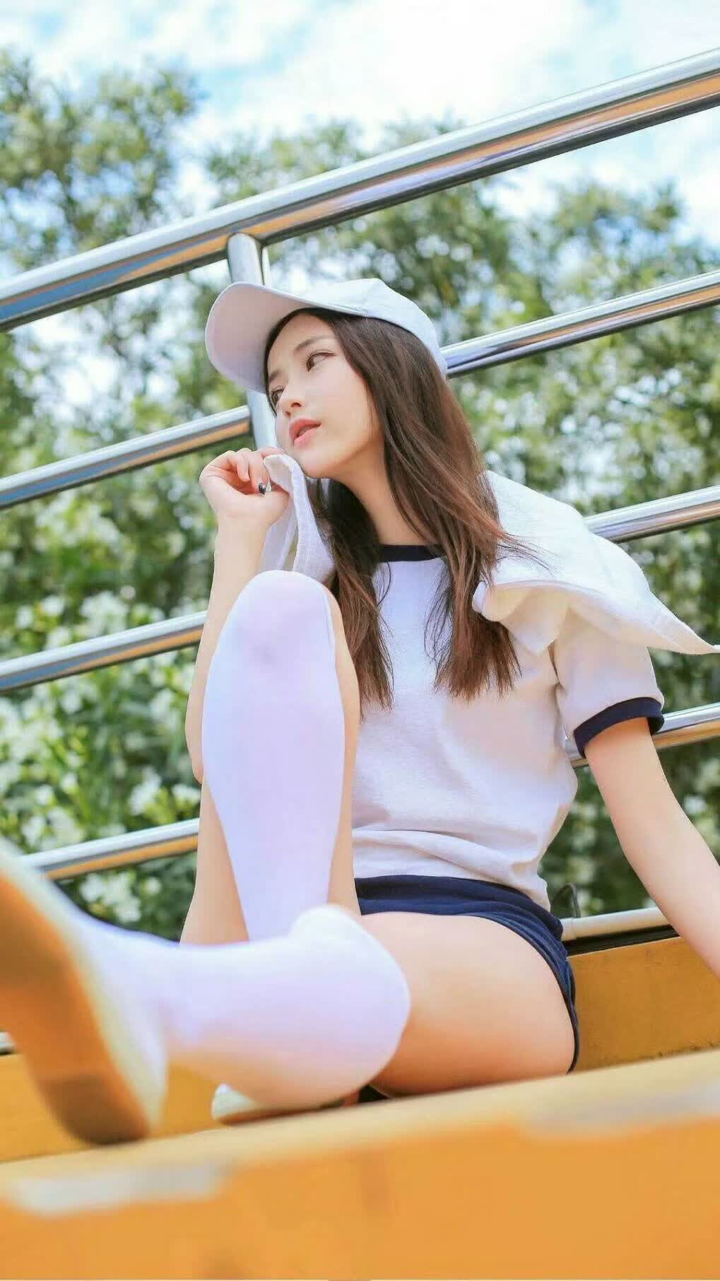 首先，让我们扩展思维，构思两个不同风格的文章标题